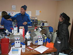 Rob Roach explains the AltitudeOmics 2012 project, with the two OROBOROS Oxygraph-2k at 5,200 m in one of the labs at Chacaltaya, Bolivia. Dr.a Isabel Moreno (right) belongs to the physics staff of the Chacaltaya laboratory (Jul/Aug 2012).